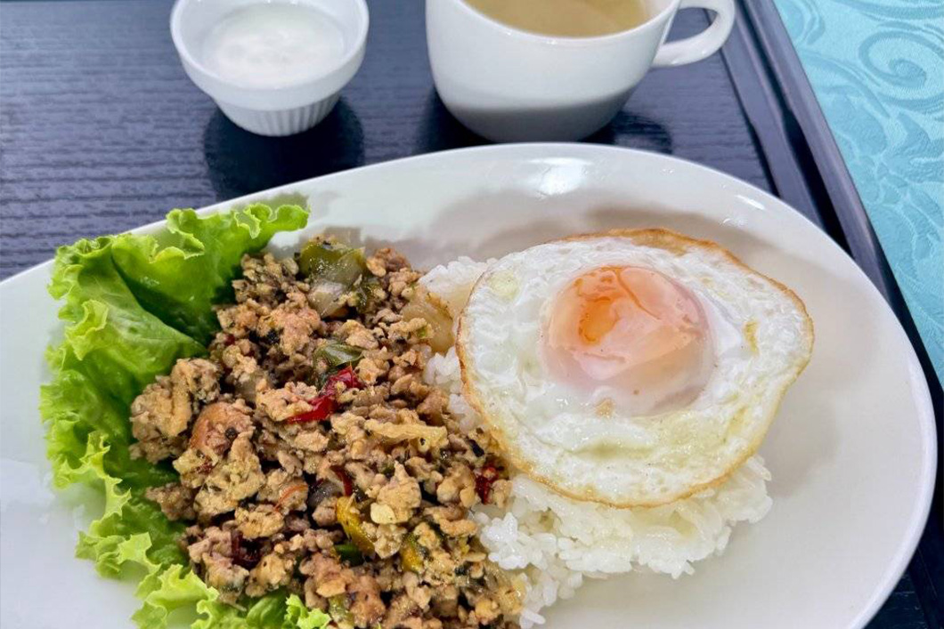 夏季限定　バジル風味のピリ辛ガパオライス　スープ・ヨーグルト付