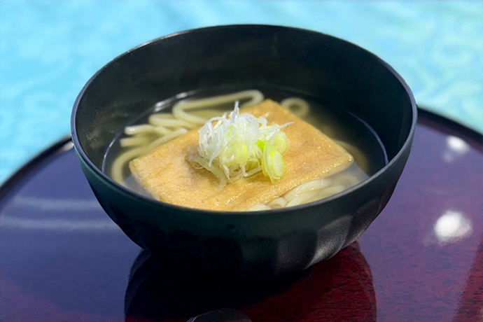 大きなお揚げの朝うどん